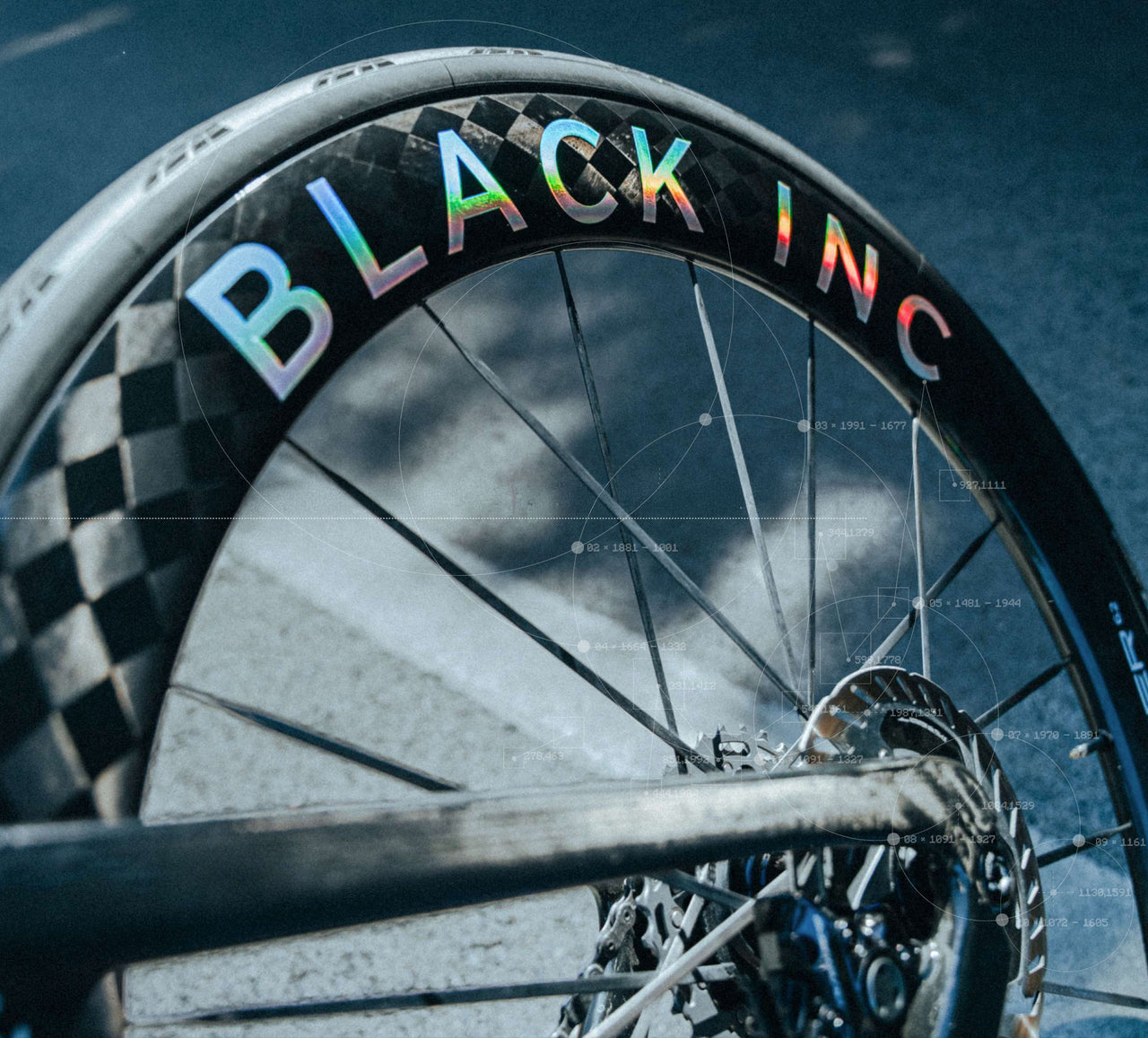 Detalle de rueda Black Inc en carbono